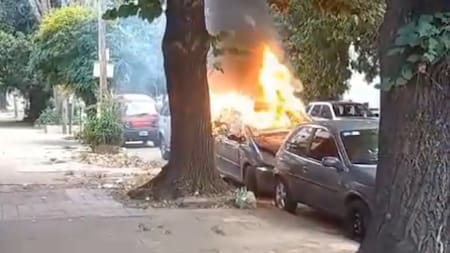 Detienen a un hombre por incendiar autos en La Plata. Foto: captura