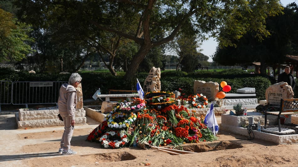 Entierro de los cuerpos de la familia Bibas en Israel. Foto: REUTERS/Ronen Zvulun.