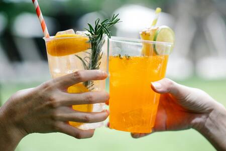 El consumo de bebidas en plástico puede perjudicar a la salud. Foto: Pexels.