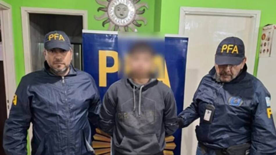 El sospechoso fue detenido por la policía. Foto: PFA.
