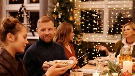 Mesa navideña, brindis.