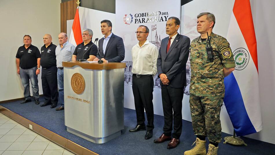 Santiago Peña junto a funcionarios de Paraguay. Foto: EFE.
