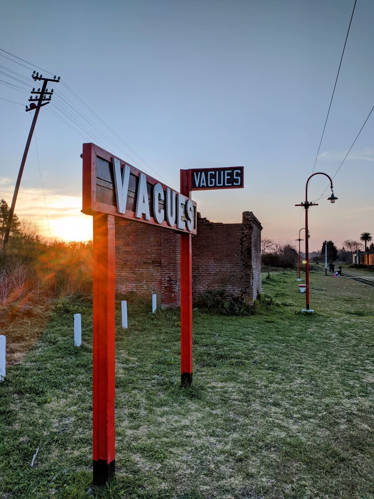 Calles tranquilas, la antigua estación y el arroyo rodeado de naturaleza definen la esencia de Vagues, una joya escondida de San Antonio de Areco ideal para el descanso.