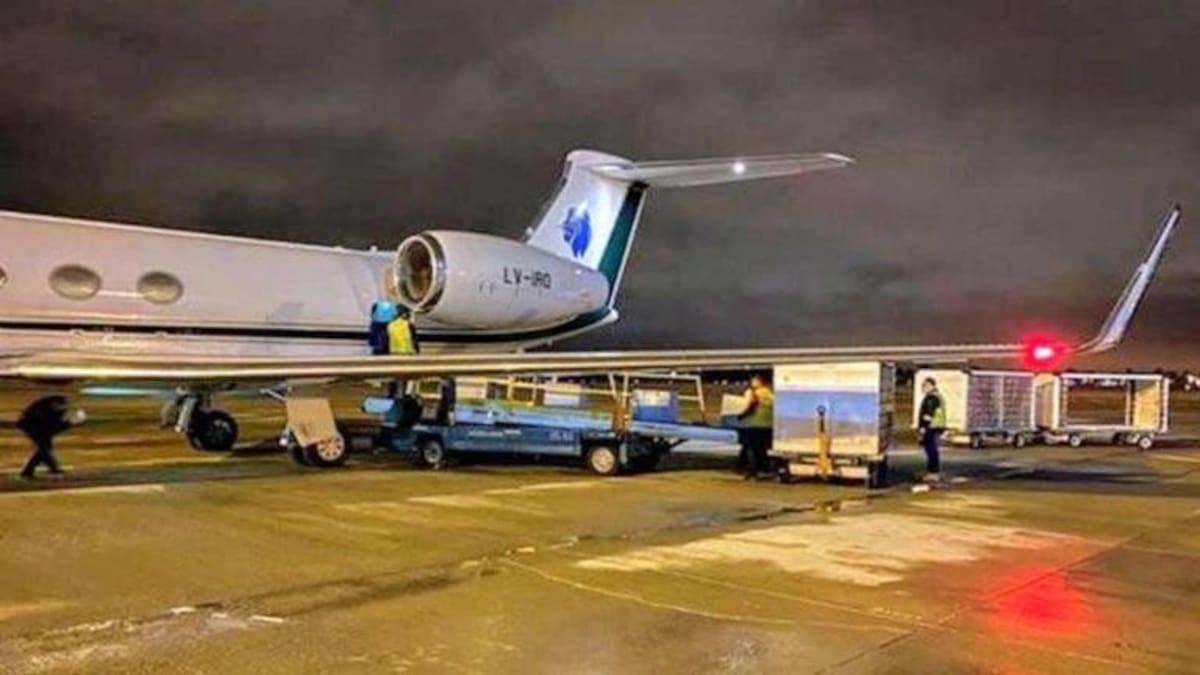 Avión con donaciones de la Fundación Messi con respiradores