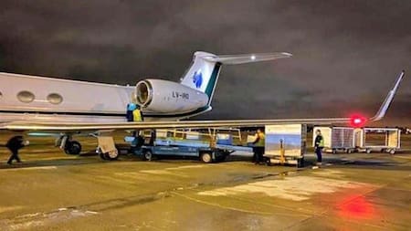 Avión con donaciones de la Fundación Messi con respiradores