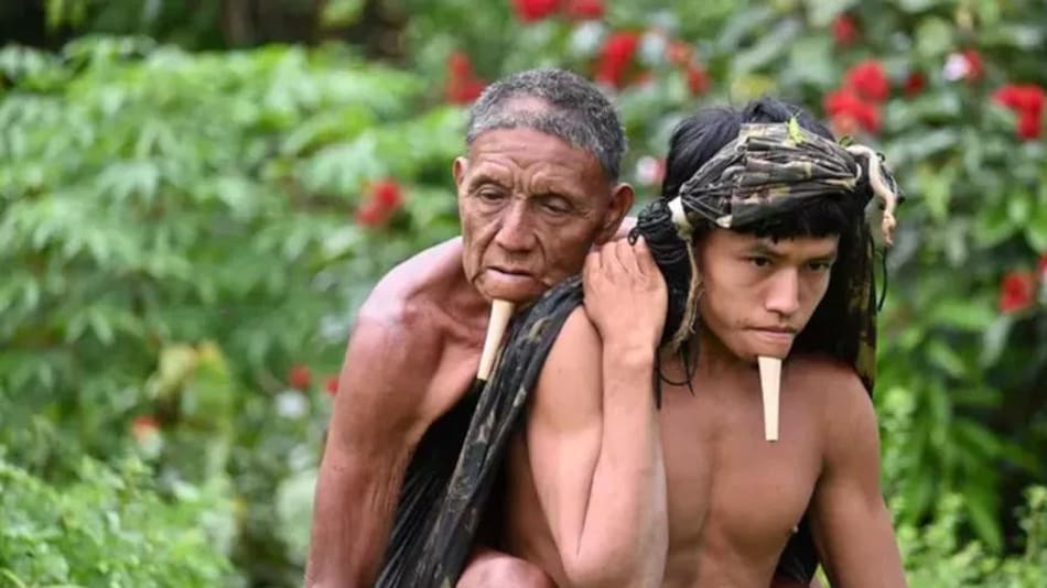 Joven cargó a su padre durante 6 horas para que lo vacunaran