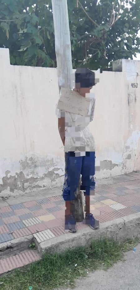 El ladrón con el cartel en su pecho "la familia no se roba". Foto: X/@JuanFedericoCba.