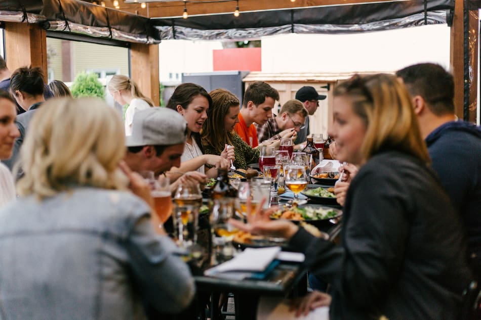 Los beneficios de comer acompañados. Foto: Unsplash.