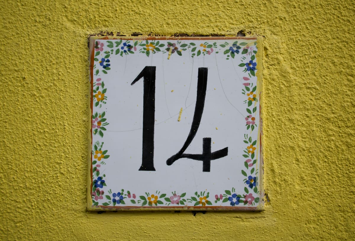 El número 14 en un cuadrado de madera.