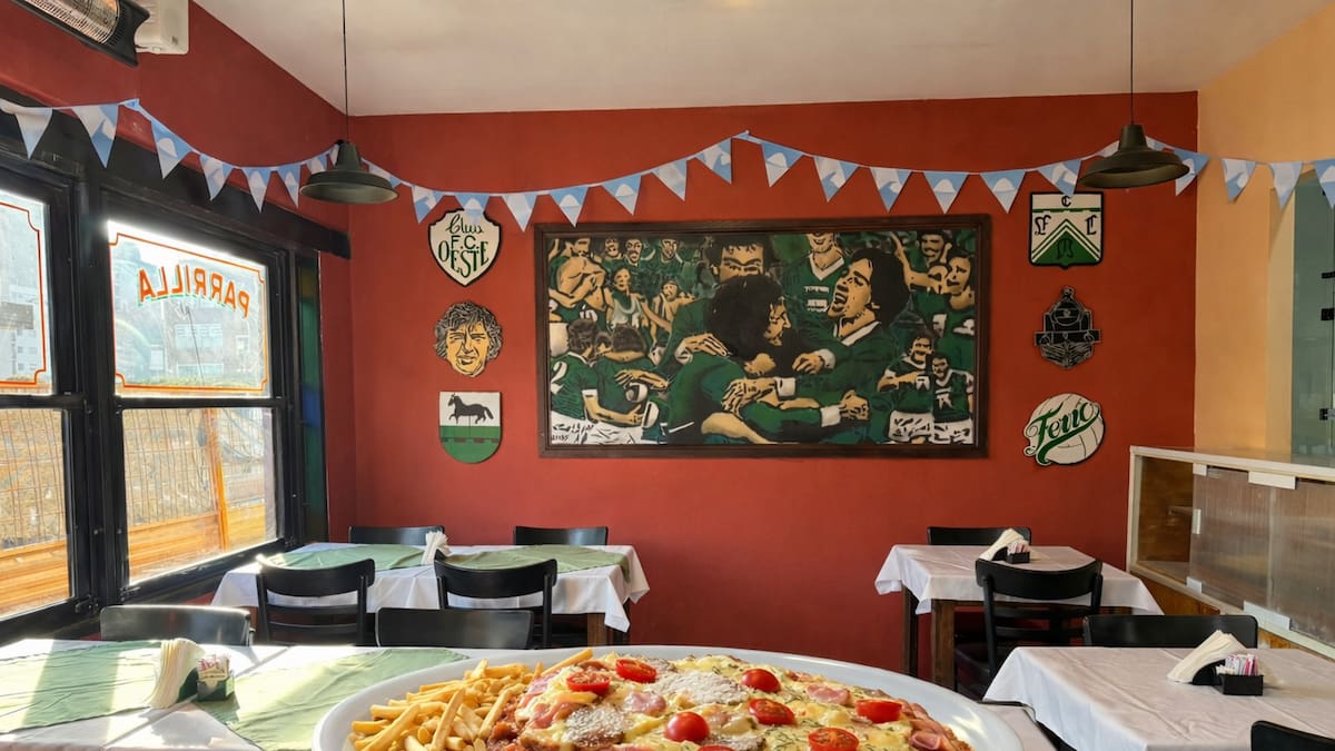 La nueva “joya” gastronómica de Caballito: milanesas para dos, platos abundantes y un clima de bodegón ideal para vivir el Mundial 2026