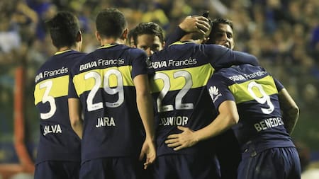 Boca aprovechó la ayuda de San Lorenzo y derrotó a Independiente en un partido clave