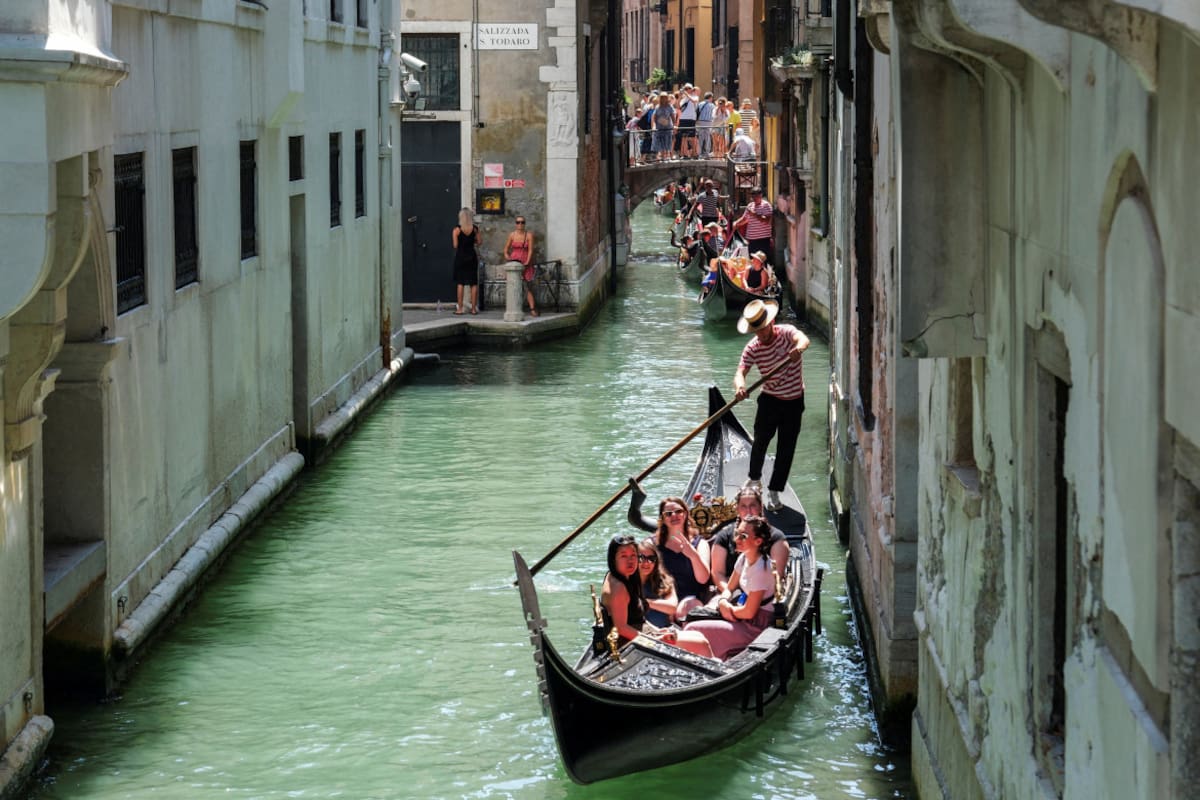 Venecia, conocida por sus canales y lugares de interés cultural, lleva años luchando contra el turismo de masas. Foto: Reuters.