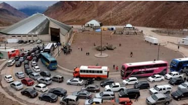 Miles de argentinos cruzan a Chile para Año Nuevo: kilómetros de fila y operativos especiales en el paso fronterizo