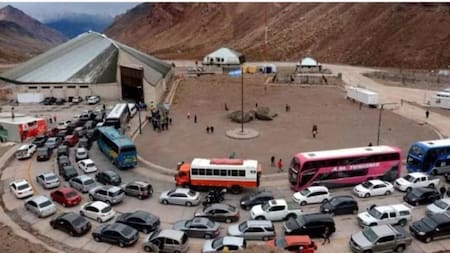 Miles de argentinos cruzan a Chile para Año Nuevo: kilómetros de fila y operativos especiales en el paso fronterizo