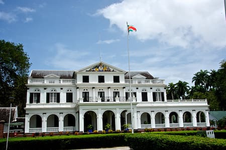 Palacio presidencial de Surinam. Foto X @Politizados_com