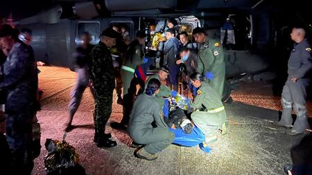 Rescatistas con los niños colombianos. Foto: Reuters.