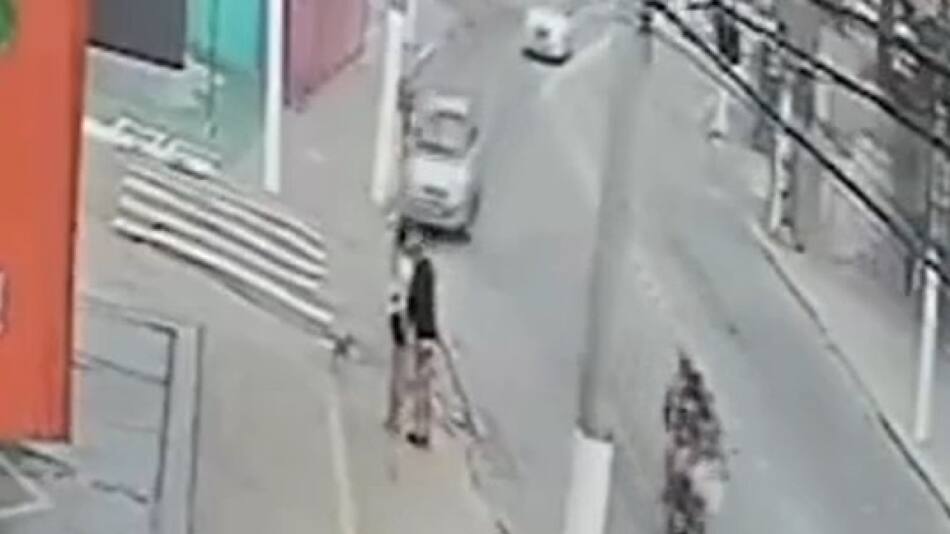 Un conductor atropelló a una pareja en Brasil. Foto: captura de pantalla.