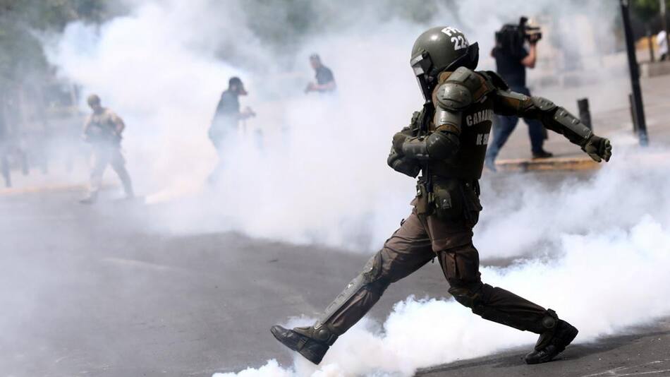 Violentas protestas en Santiago de Chile contra el aumento del boleto del subte, REUTERS
