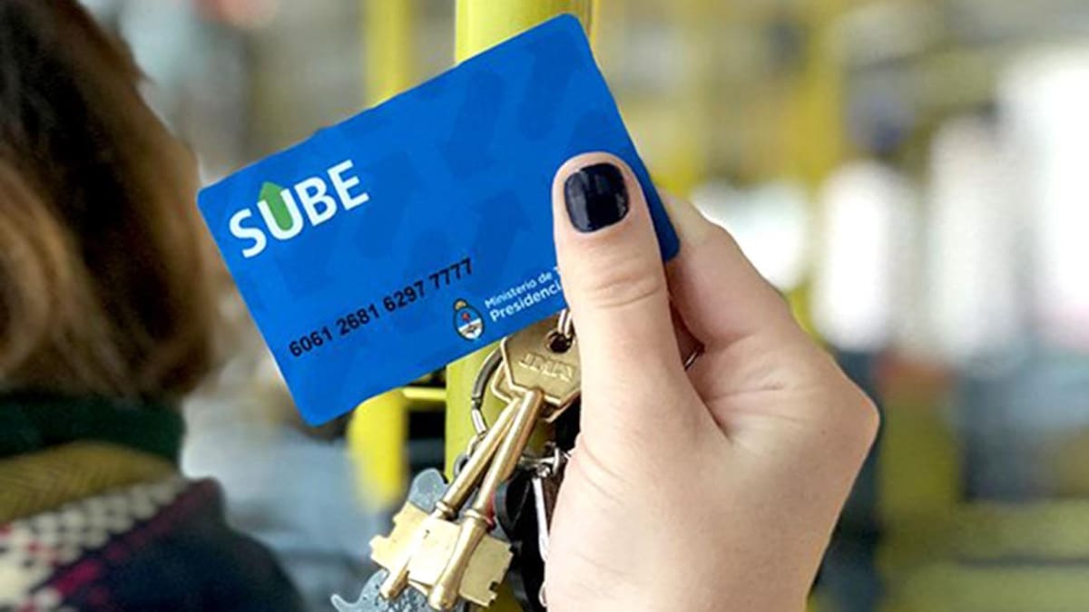 El beneficio permite moverse en colectivos y subtes sin pagar: cómo funciona, cuáles son los requisitos y qué necesitás saber. Foto: Reuters.