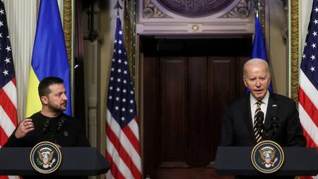 Volodimir Zelenski y Joe Biden mantuvieron una conversación telefónica. Foto: Reuters