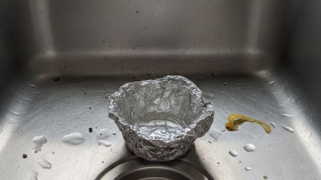 Vaso hecho con papel aluminio