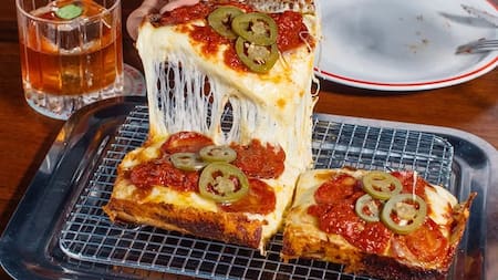 De la pizza frita con mortadela a la clásica napolitana: la innovadora pizzería de Palermo que sorprende con sus sabores