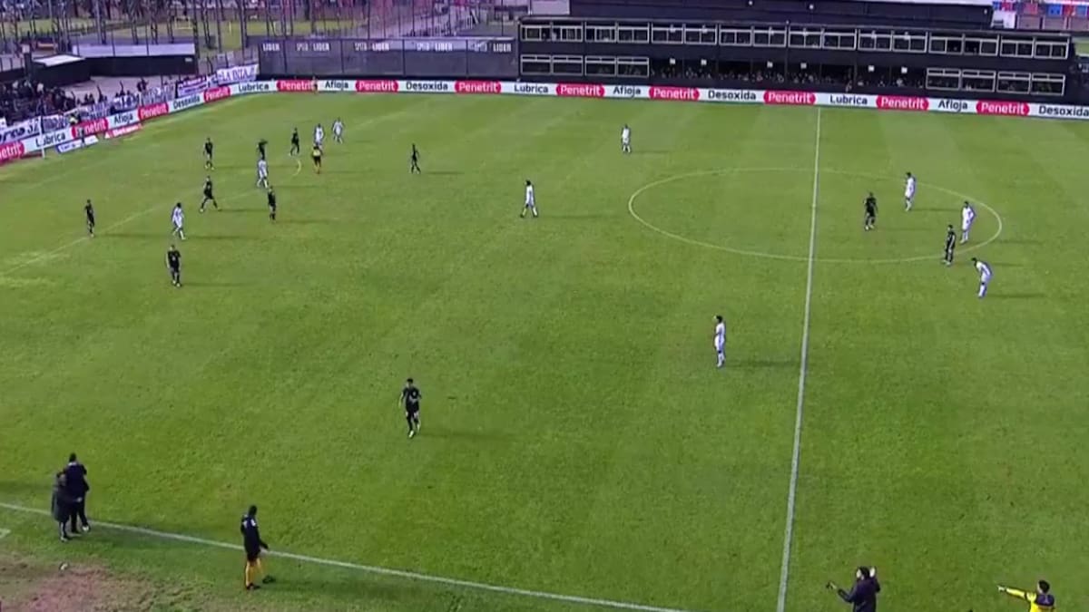Riestra jugó con doce futbolistas.