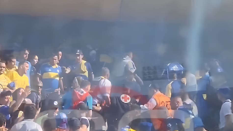 Golpiza a un hincha de River infiltrado en La Bombonera. Foto: Captura de video.