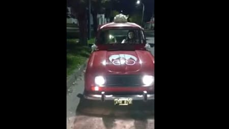 VIDEO: le regalaron un auto por su cumpleaños y lo chocó contra el frente de su casa