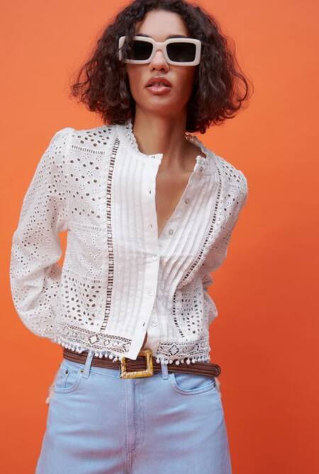 Blusa blanca con bordado, la tendencia del invierno 2025. Foto Pinterest Cosmopolitan Italia