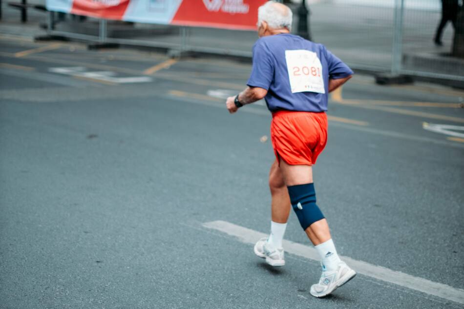 Gente grande haciendo deporte. Foto Unsplash.