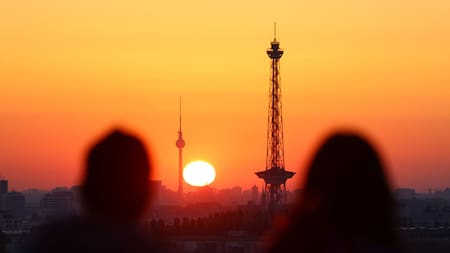 Alemania. Sol saliendo en Berlín, enmarcando la torre de TV Fernsehturm. Reuters