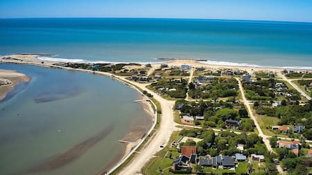 Ideal para jubilados: la playa escondida a 4 horas de CABA con una maravillosa reserva ecológica