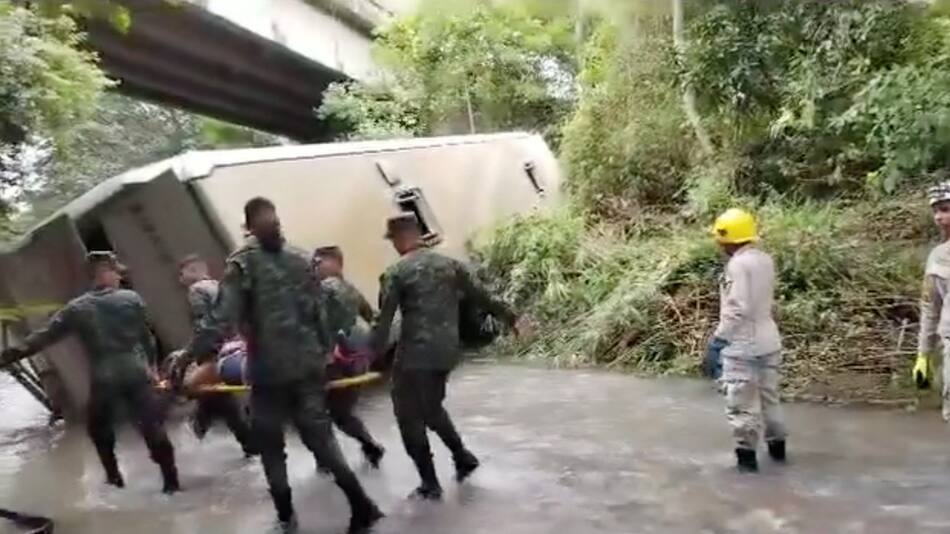 Caída fatal de un micro en Honduras. Video: REUTERS.