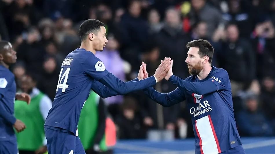 Hugo Ekitike y Lionel Messi en PSG.