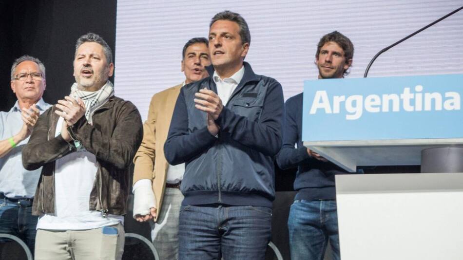 Gustavo Menéndez y Sergio Massa en cierre de campaña en Malvinas Argentinas