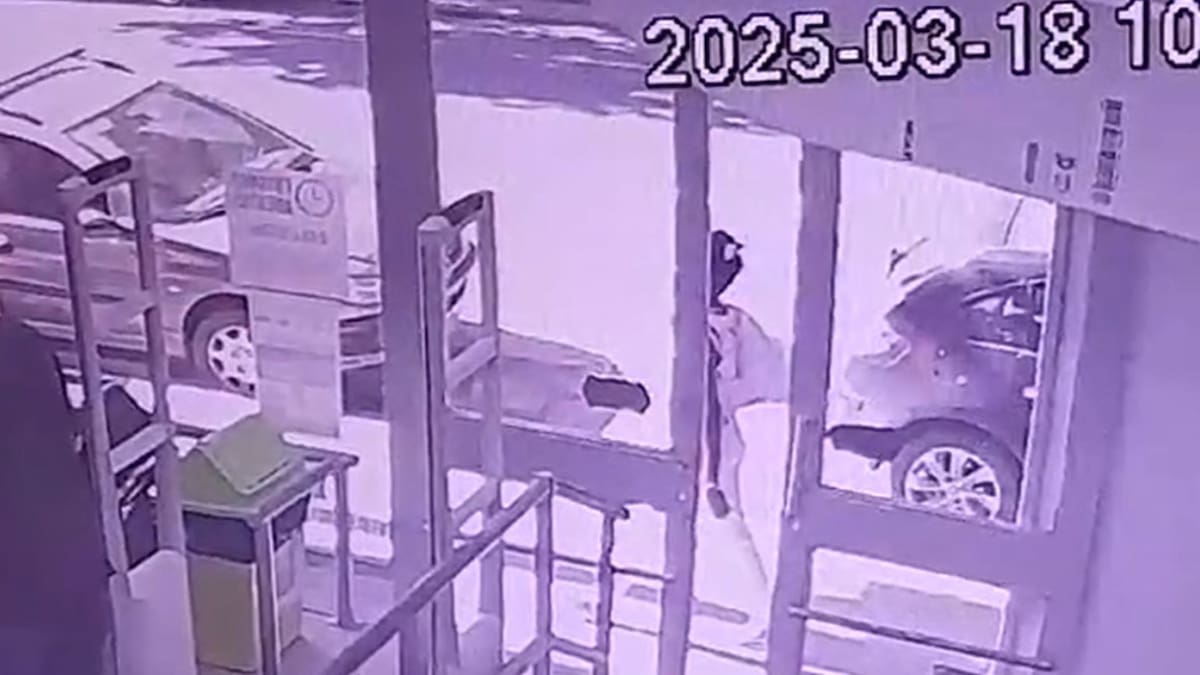 Se conoció un video de la mujer que habría arrojado el cuerpo del bebé en el contenedor de basura. NA