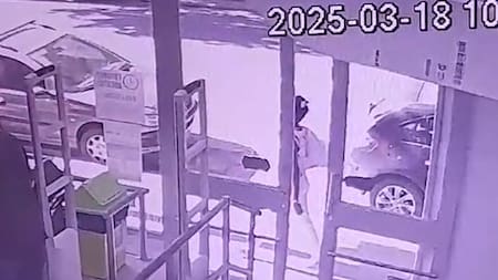 Se conoció un video de la mujer que habría arrojado el cuerpo del bebé en el contenedor de basura. NA