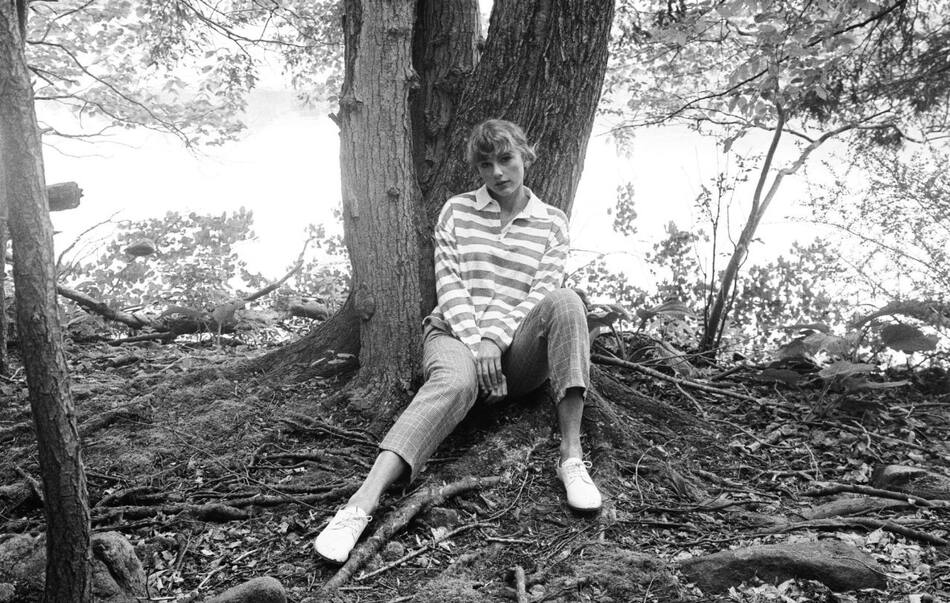 Photoshoot de Taylor Swift para su disco "Folklore". Foto: Instagram / taylornation.