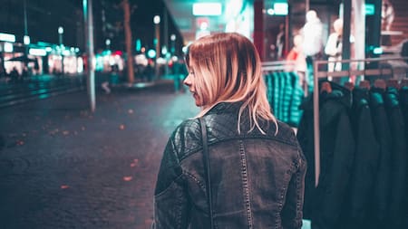 Campera de cuero oversize. Fuente: Pexels