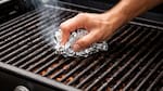 El papel aluminio es clave para limpiar la parrilla: el truco muy fácil que deja el asador impecable