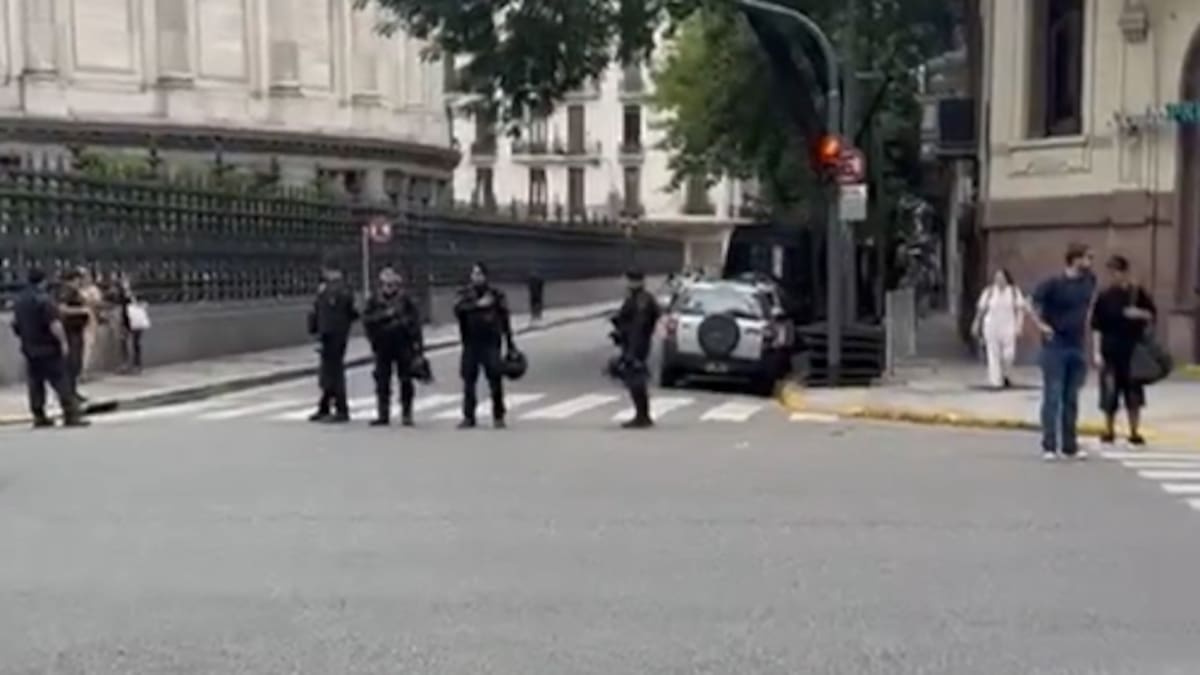Paquete sospechoso frente al Congreso.