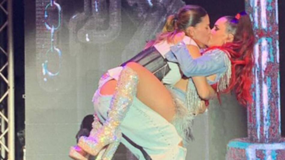 Lali a los besos con la China Suárez. Foto: Twitter/Omarypepe25