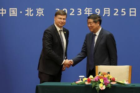 Reunión entre Valdis Dombrovskis de la CE y He Lifeng de China. Foto: Reuters.