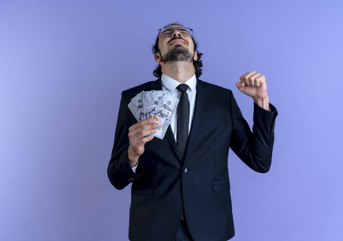 Dinero, millonario. Foto: Freepik.