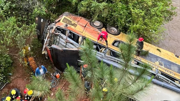 Tragedia en Misiones: un colectivo embistió a un auto, cayó a un arroyo y dejó varios muertos y heridos