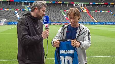 Luka Modric recibió una camiseta de Diego Maradona de la Selección Argentina. Foto: Captura.