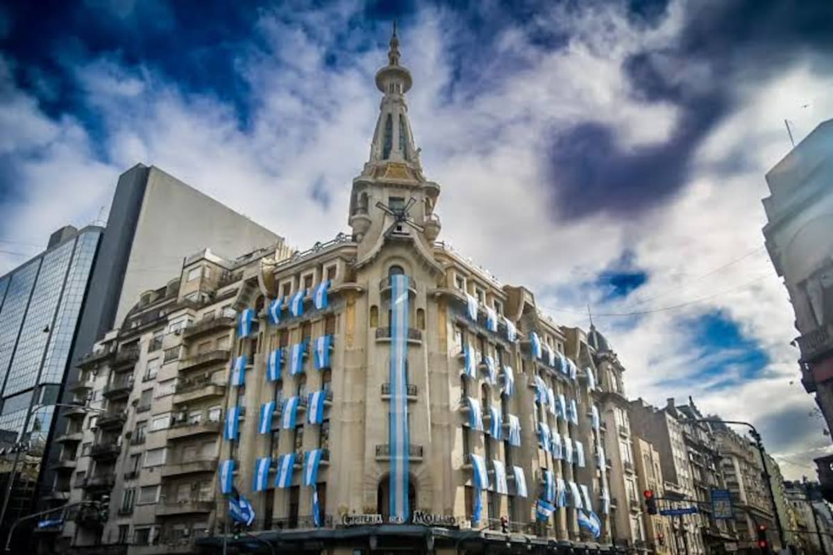 Vista de la fachada y la cúpula restaurada de la Confitería del Molino en la esquina de Rivadavia y Callao.