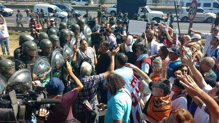 Corte en Acceso Oeste de Trabajadores del Hospital Posadas