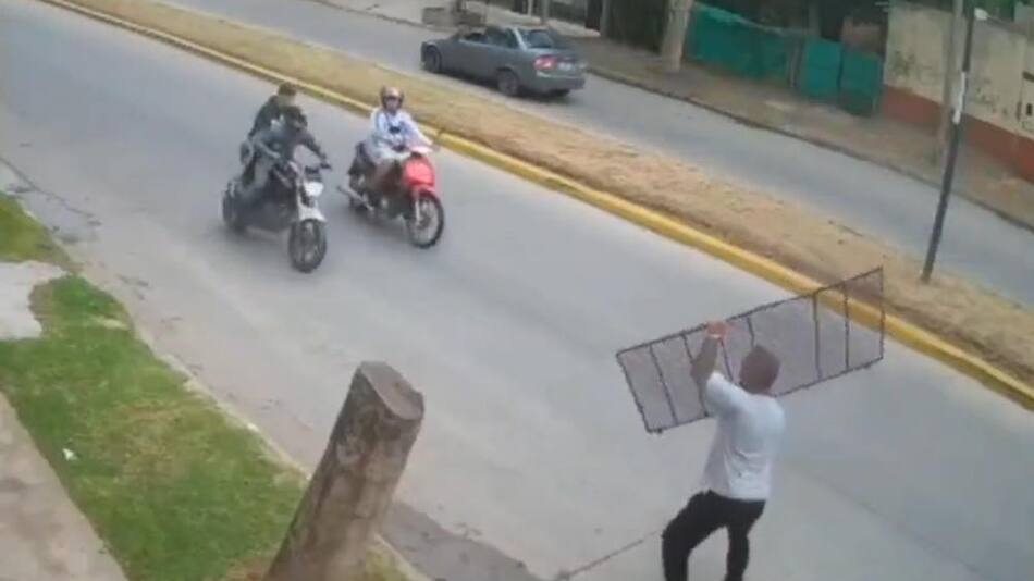 Comerciante le tiró una reja a motochorros que escapaban de robo